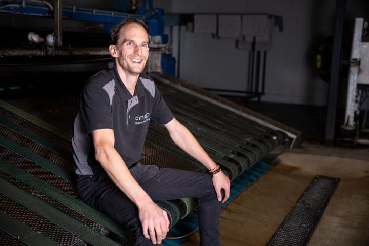 Specialist in antiek textiel aan het werk in de reinigingswerkplaats