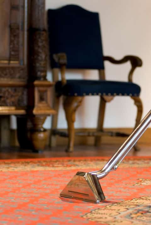 Detailopname van het reinigen van een antiek tapijt