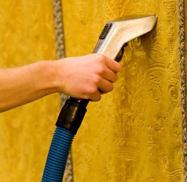 Close-up van antiek textiel dat zorgvuldig wordt behandeld