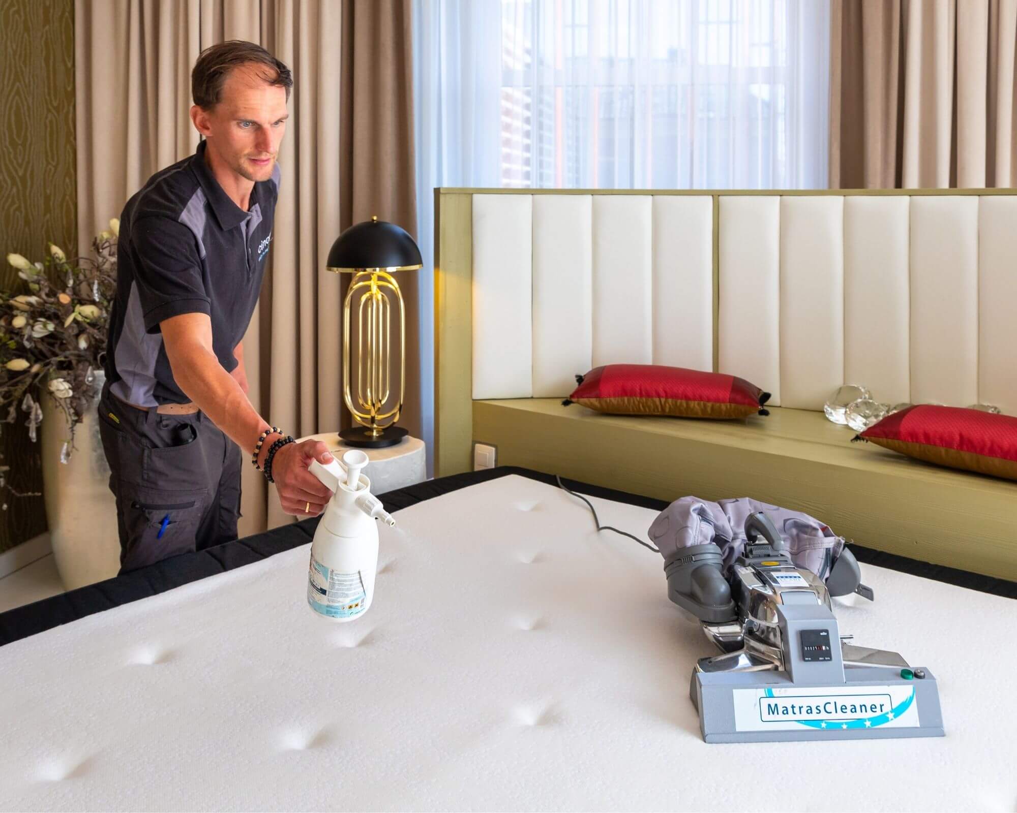 Specialist reinigt matras met stoomreiniger