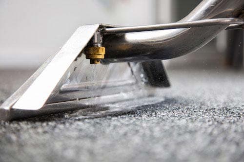 Close-up van sproei-extractie machine op tapijt