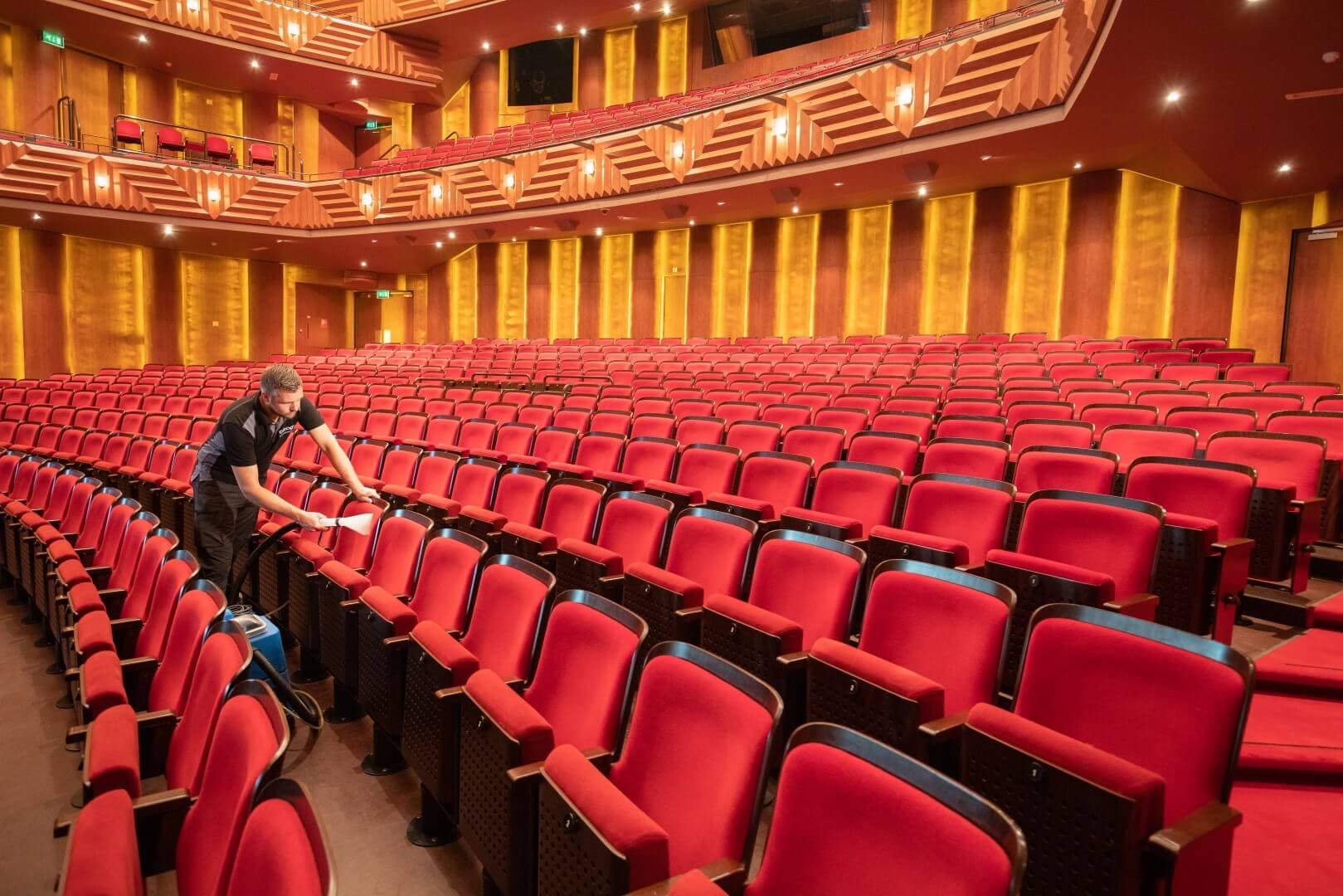 Theaterstoelen professioneel gereinigd