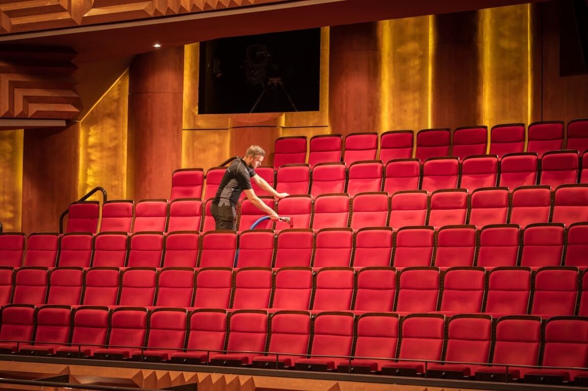 Theaterstoelen reinigen in een theaterzaal door Cinco specialist