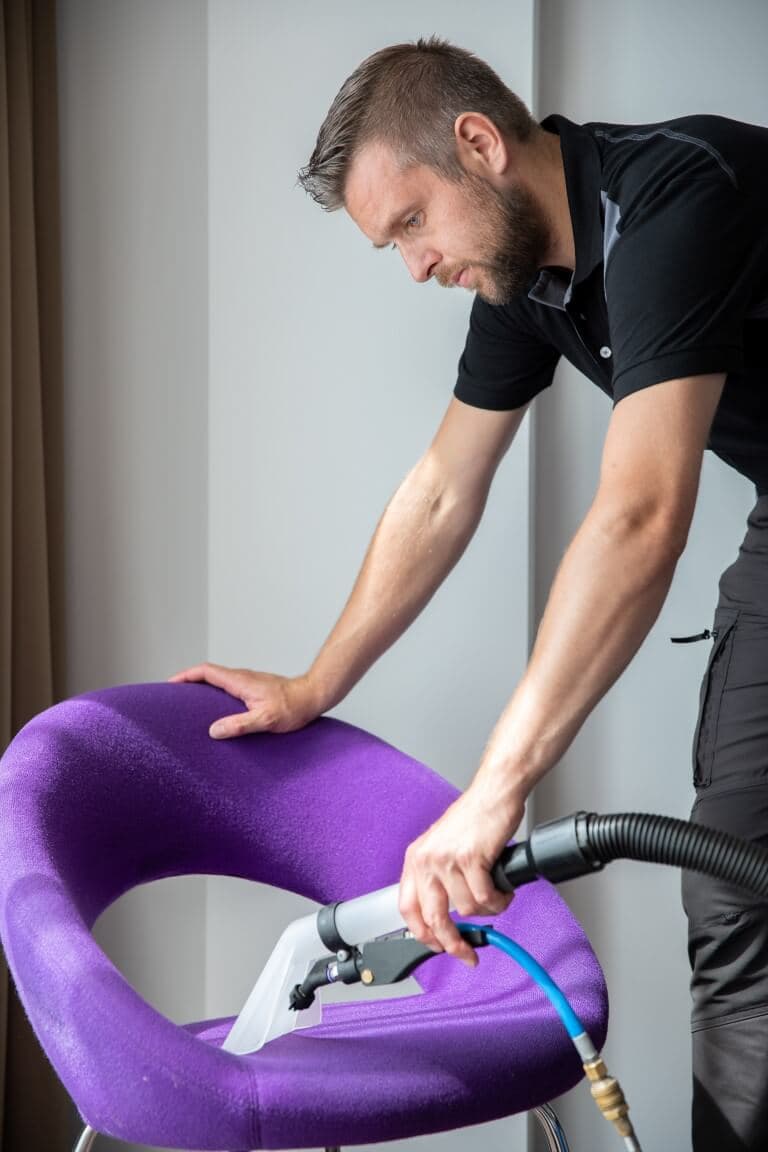 Vergaderstoelen reinigen op locatie door Cinco specialist