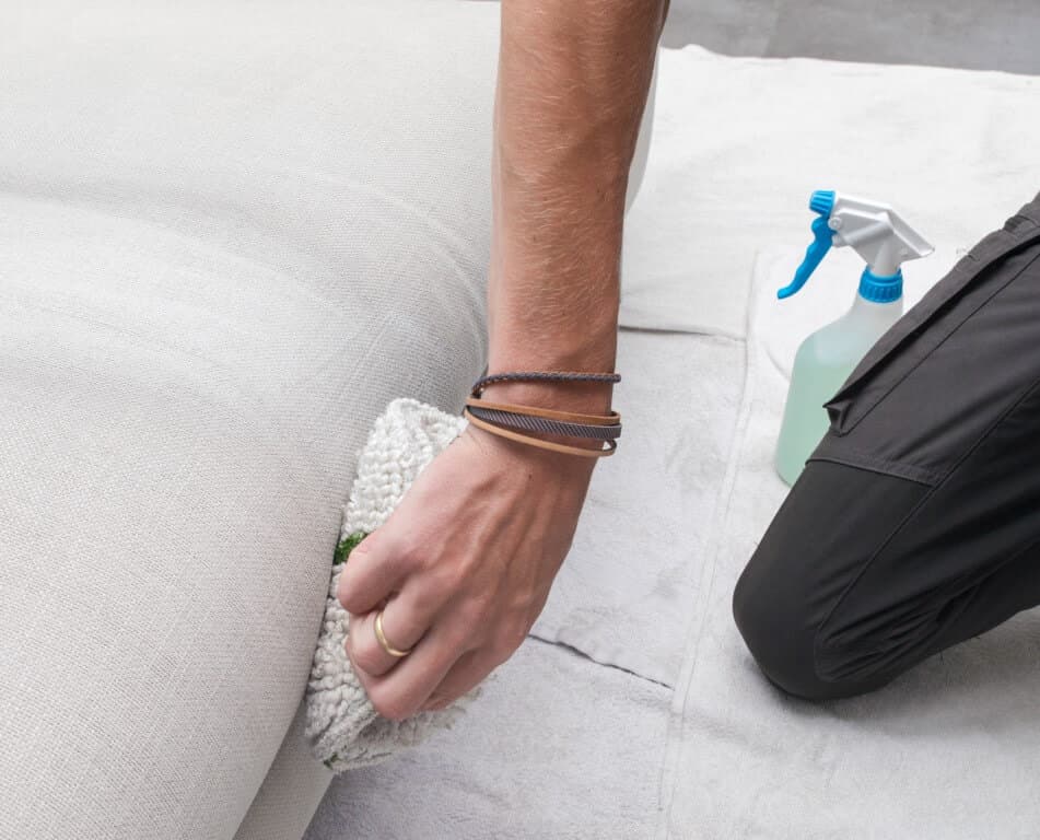 Specialist reinigt vergaderstoelen met professionele sproei-extractie apparatuur