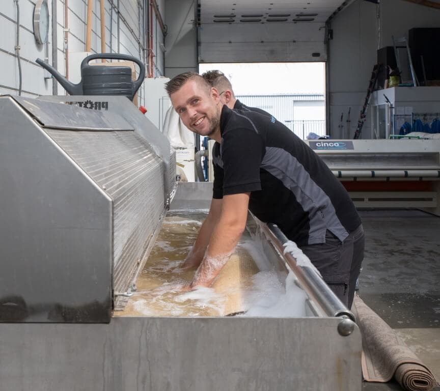 Vloerkleed wordt professioneel gereinigd in de wasserij
