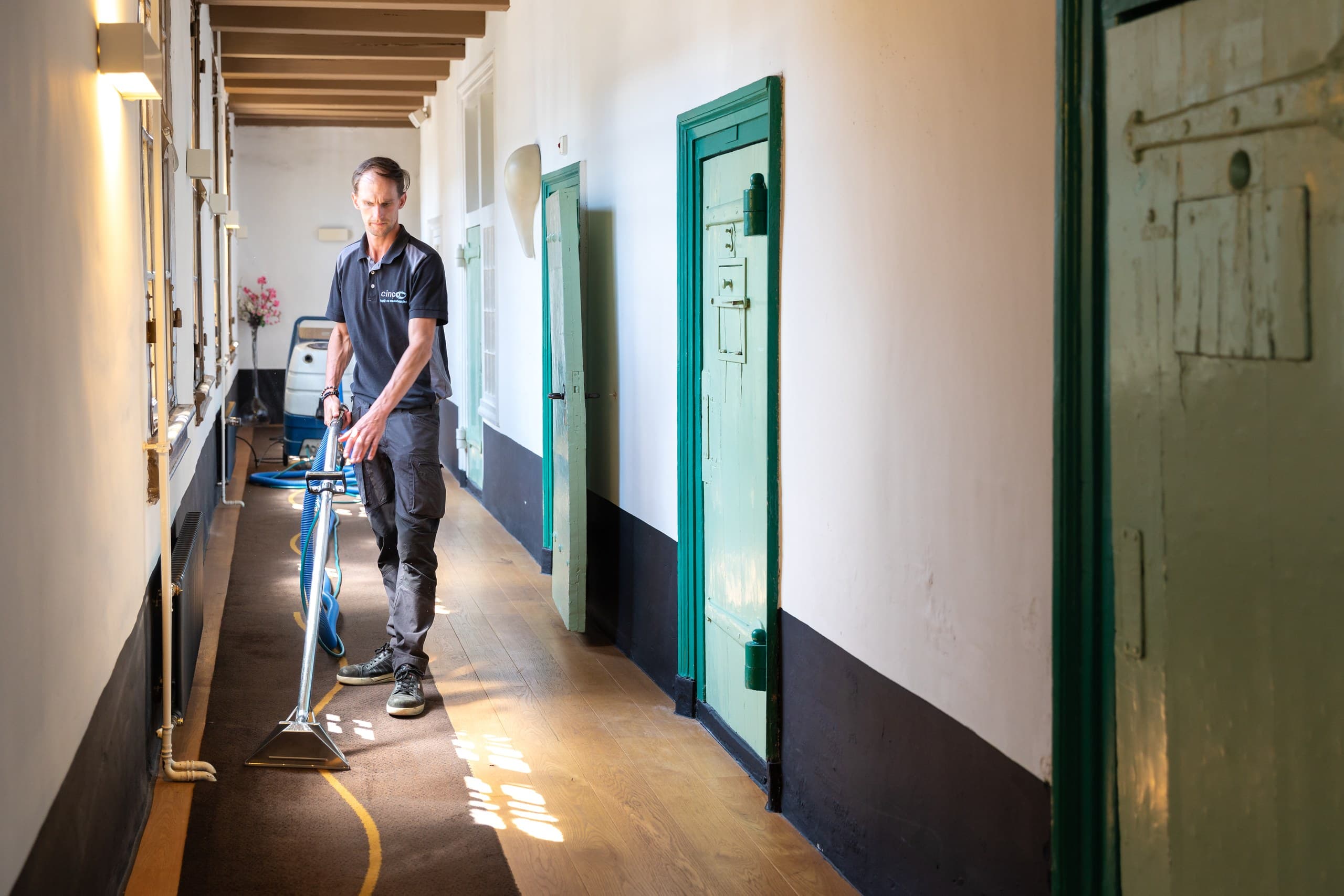 Wat kost tapijt laten reinigen? Dit bepaalt de prijs