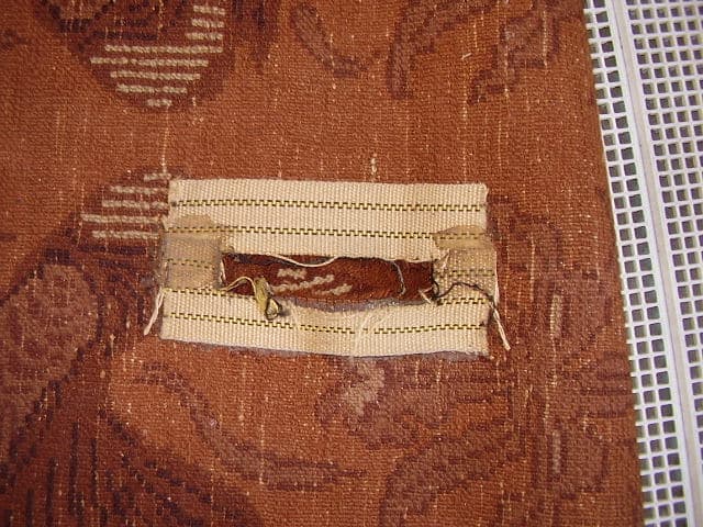 Restauratie van een antiek vloerkleed in de werkplaats