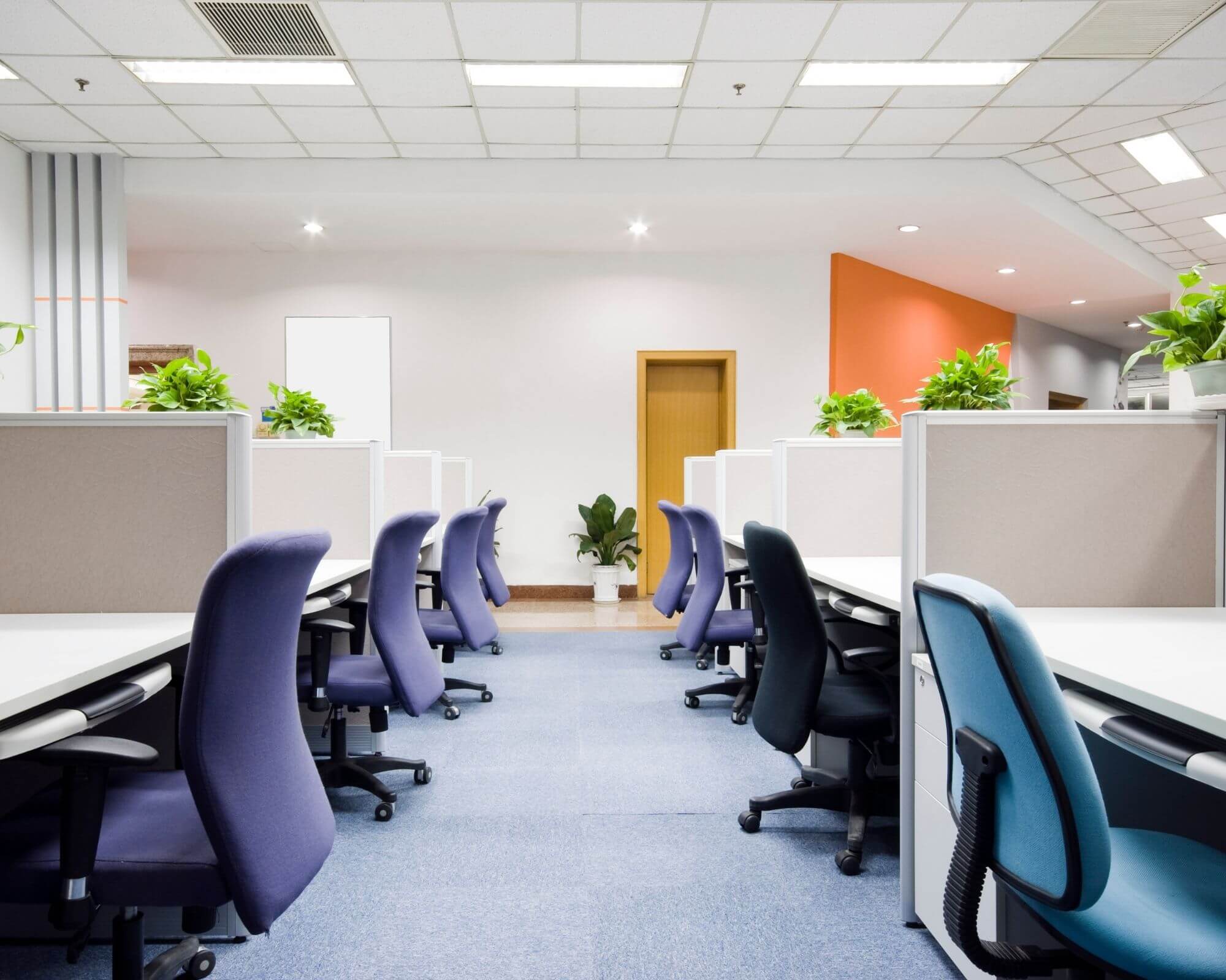 Schone bureaustoelen op een frisse werkplek