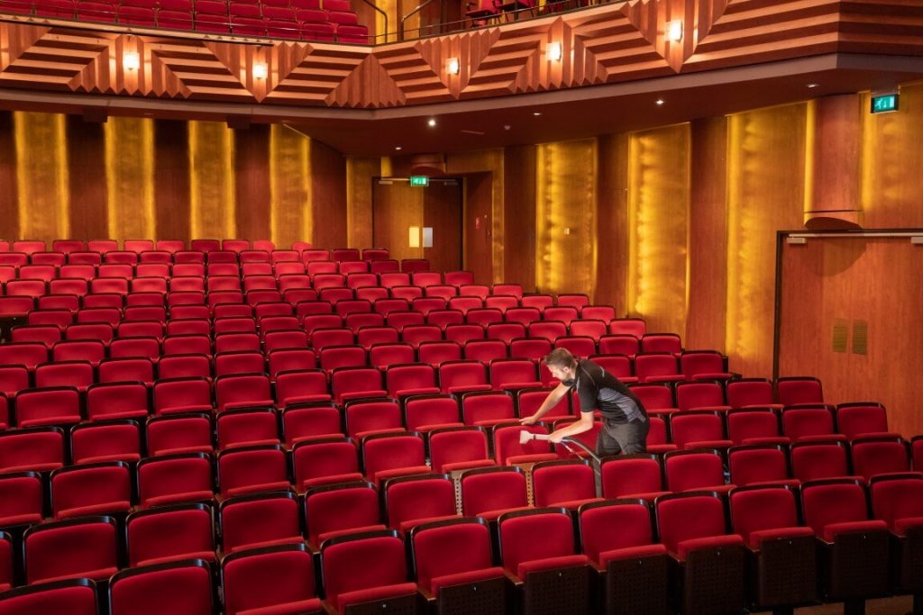 Theaterstoelen door Cinco Cleaning laten reinigen