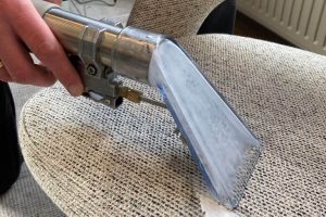 Stoel laten reinigen met sproei-extractie Luxe stoel wordt met sproei-extractie schoongemaakt