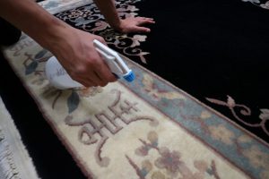 Tapijt laten reinigen Tapijt krijgt voor de reiniging een vlekbehandeling