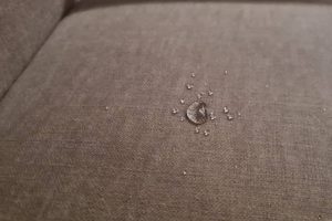 Je bank laten impregneren door Cinco Cleaning Grijze bank laten impregneren met een impregneerspray