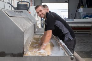 2 specialisten wassen de vloerkleed